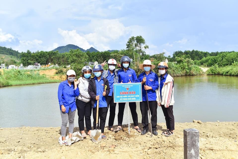 Đoàn viên Thanh niên tổ chức cắm biển cảnh báo đề phòng đuối nước tại Hồ thủy lợi Quảng Lộc